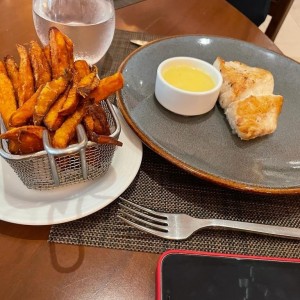 PESCA DEL DIA (CORVINA) a la Mantequillo con Camote Frito