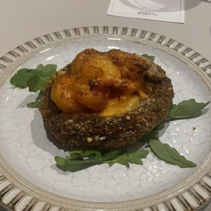 Hongos portobello apanados rellenos de camarones y crema de pixvae
