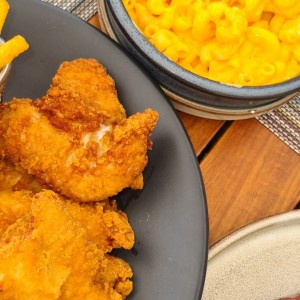 Deditos de pollo y Mac and Cheese