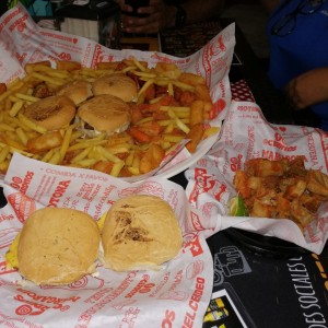 Picada cerditos y un para completar de chicharrones