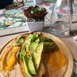 tostada de aguacate