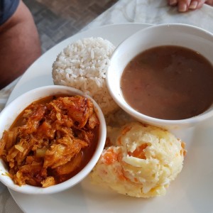 Bacalao, arroz, porotos y ensalada de papa.