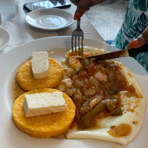 Huevos rancheros con tortillas, queso blanco y cafe con leche