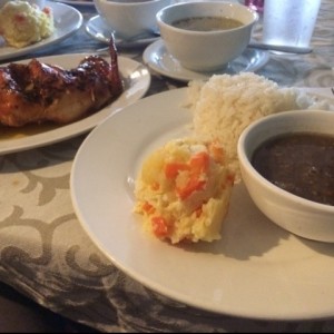 pollo al horno, arroz, lentejas y ensalada de papas