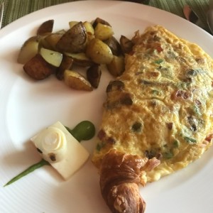 Omelette Relleno con Papas Salteadas