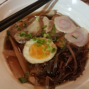 Shoyu ramen con extra de black fungus