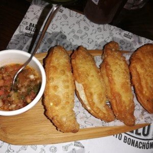 Empanadas de queso fritas