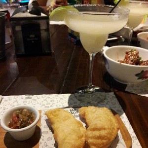 Empanadas de queso fritas, margarita y wing bad gallo