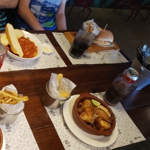 Spaghetti, choripan y medio pollo asado 