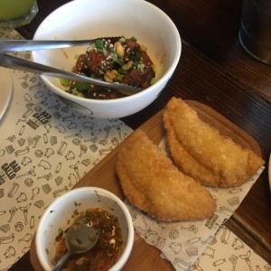 Empanadas de queso fritas + Cerdo en salsa Bad Gallo