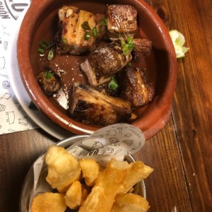 costillas con yuca frita