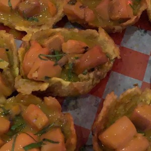 Patacones rellenos de mariscos.