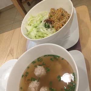 pho con bolas de cerdo