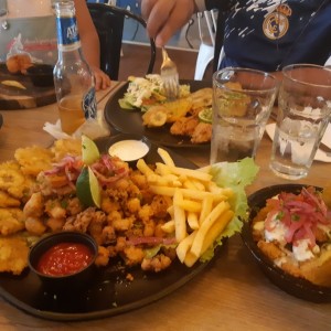 mix de mariscos y ceviche frito