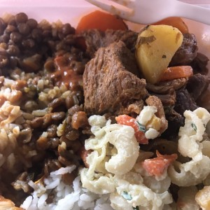 Carne Guisada, arroz blanco, lentejas, ensalada de coditos