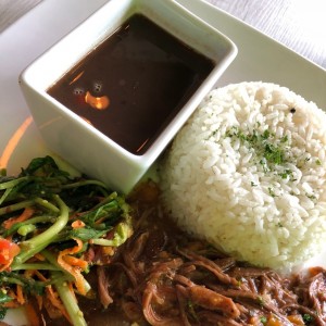 Menu ejecutivo (arroz blanco, frijoles negros, ropa vieja y ensalada de berro com zanhaoria) 