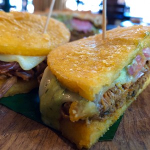 sandwich de ropa vieja en tortilla de maiz