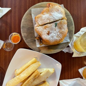 Yuca con sandwich de hojaldra