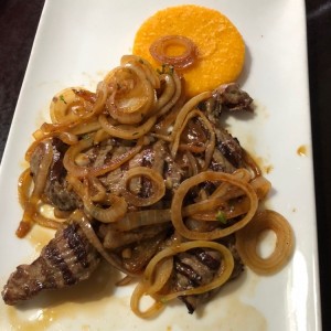 Bistec encebollado con tortilla 