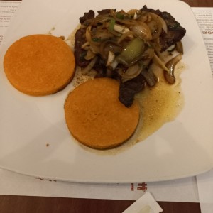 Bistec de higado encebollado