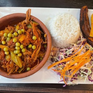 ROPA VIEJA (Carne Deshilachada, preparada con Vegetales en Salsa Roja) con Arroz con Coco, Ensalada y Tajadas