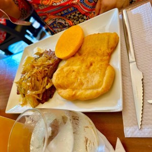 BISTEC ENCEBOLLADO CON HOJALDRE Y TORTILLA