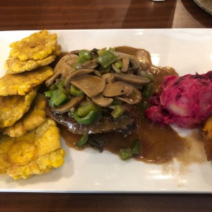 Filete Mignon, patacones, ensalada de feria y platano en tentacion. 