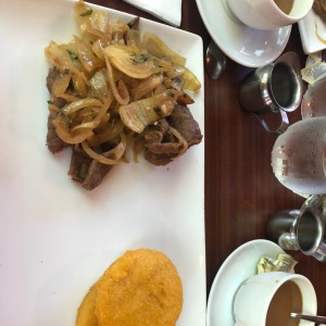 bisteck encebollado con Tortilla 