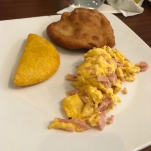 huevos revueltos con jamon y empanada y Hojaldre