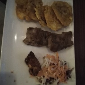 filete de carne con patacones