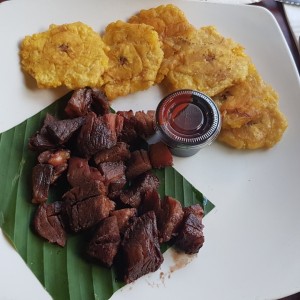 puerco frito con patacones