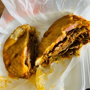 Sandwich de ropa vieja en hojaldre.