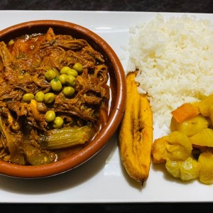 Ropa vieja con arroz blanco, tajada y ensalada de chayote.