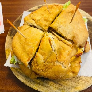 Sandwich de pollo en hojaldre.