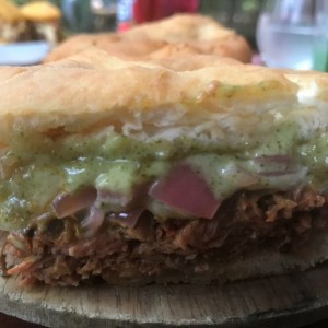 Emparedado de ropa vieja en hojaldre