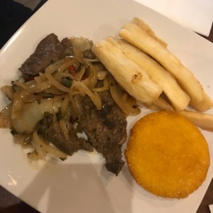 higado encebollado con tortilla y yuca 