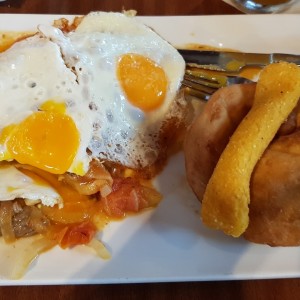 Bistec a Caballo en salsa, con Hojaldra y Almojabanos