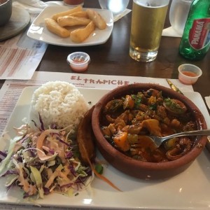 Mondongo con arroz blanco, ensalada de repollo y tajada