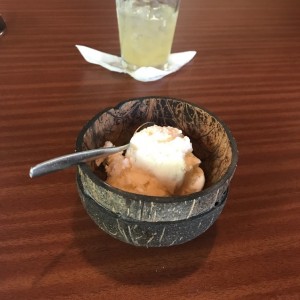 Helado de vainilla en totuma de coco??