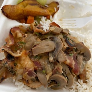 pollo en salsa de hongos con arroz blanco, tajada y vegetales