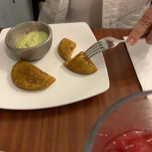 empanadas de platano con mayonesa de culantro