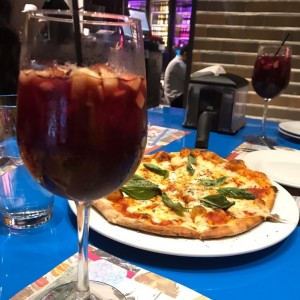 Pizza Margarita y Sangria 