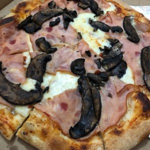 pizza de jamon con hongo portobelo