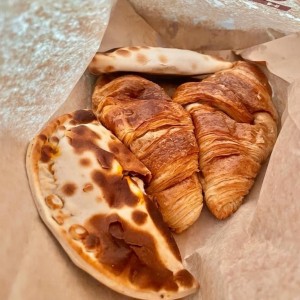 Croissants y Empanadas de Carne Picante