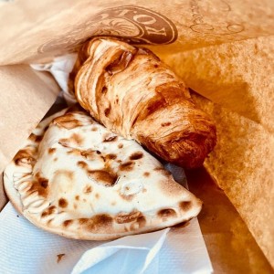 Croissant y Empanada de Chorizo