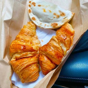 Croissants y Empanada de Carne Picante 