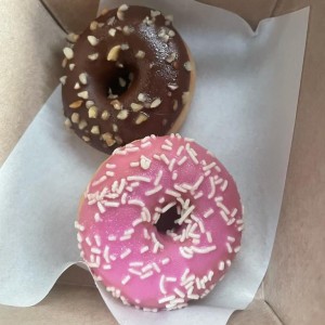 Mini Donuts de Chocolate (relleno de chocolate) y de Fresa (relleno de manjar)