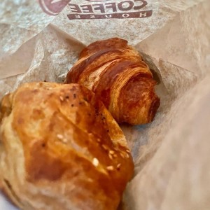 Pastelito de Carne y Croissant