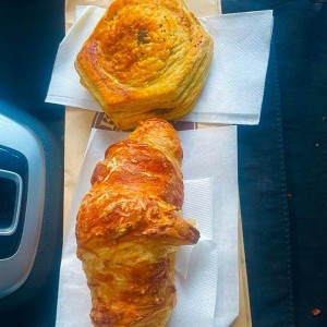 Croissant de Mantequilla y Pastelito de Carne 