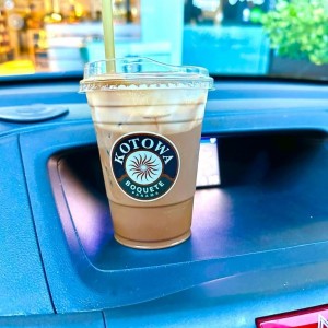 Iced Dirty Chai (Spiced) de 16 oz con Leche de Almendra 